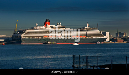 Luxus-Ozean-Liner, Cunard Queen Victoria am Tag ihrer Maiden Voyage in ihrer Hausgeburt in Southampton Docks, Hampshire, En Stockfoto