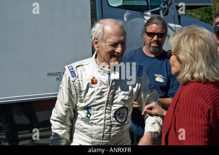 Paul Newman lacht mit Barbara Walters nach der Fahrt ihr auf Lime Rock Park Rennstrecke bei 160 km/h Stockfoto