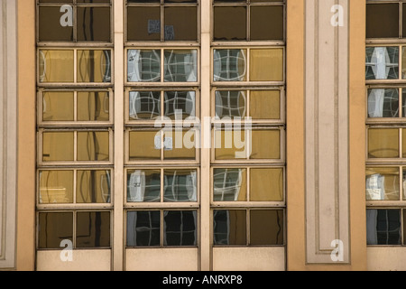 Reflexionen eines Gebäudes in quadratische Scheiben Stockfoto