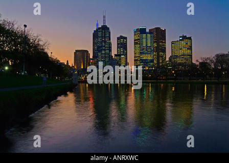 City Skyline von Melbourne Australien fotografiert am Ufer des Yarra river Stockfoto