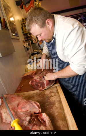 Rob Rattray, Award Gewinner Metzger in seinem Geschäft Vorbereitung einen Schnitt von Rindfleisch, Aberystwyth 24. Dezember 2007 Stockfoto