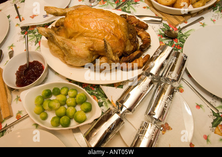 Brathähnchen Weihnachtsdinner am Tisch mit zwei silbernen Cracker Stockfoto