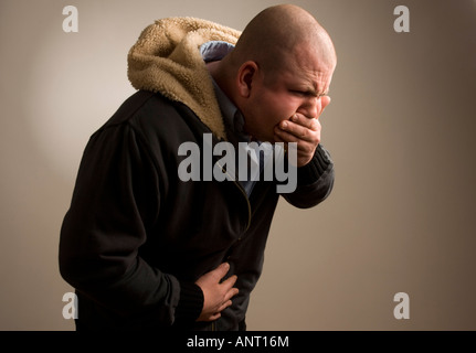 junger Mann etwa zu Erbrechen werfen - leiden an Magen-Bug (Winter Erbrechen Fehler Norovirus) Stockfoto