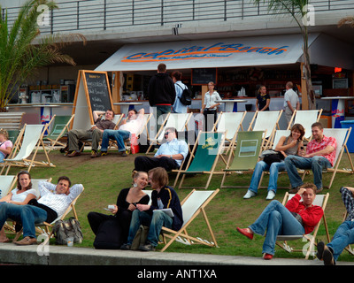 Menschen entspannen im Liegestuhl am Ufer des Flusses Spree Berlin Deutschland Stockfoto