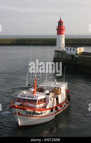 Trawler hereinkommen zu portieren, Le Guilvenec, Bretagne, Frankreich Stockfoto
