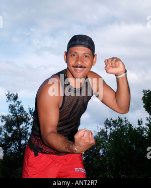 Mann im Boxen stellen mit schwarzen String Weste Stockfoto