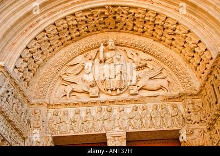 Kunstvollen Schnitzereien 12. Jahrhundert Schnitzereien rund um die Tür der Kathedrale St-Trophime in Place de République Arles, Frankreich Stockfoto