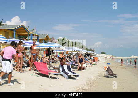 Urlauber entspannen am Strand der Adria-Küste von Le Marche, Italien Stockfoto