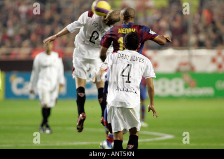 Poulsen den Ball vor Henry in Richtung. Stockfoto