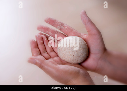 Nahaufnahme von Händen mit Teig Stockfoto