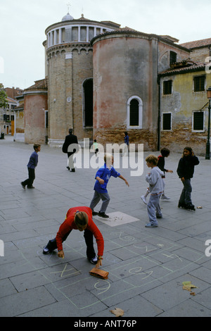Venedig Italien Kinder spielen in Campo San Giacomo dell'Orio im Stadtteil Santa Croce Stockfoto