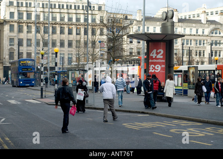 Passanten in Piccadilly Gardens Manchester City Centre UK Stockfoto