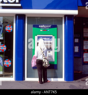 Eine muslimische Frau Geldabheben am Geldautomat Lloyds TSB UK KATHY DEWITT Stockfoto