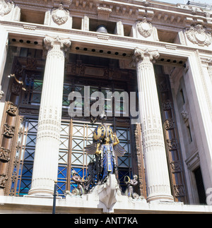 Außenansicht der Statue und Schaufenster im Kaufhaus Selfridges in der Oxford Street in London UK KATHY DEWITT Stockfoto