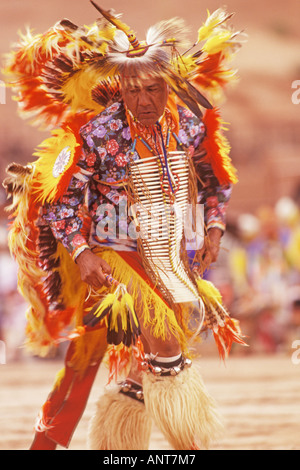 American Indian Kiowa Comanche Fancy Dancer Plains Indianer Stamm Gallup Inter Tribal Indian Ceremonial Gallup New Mexico Stockfoto