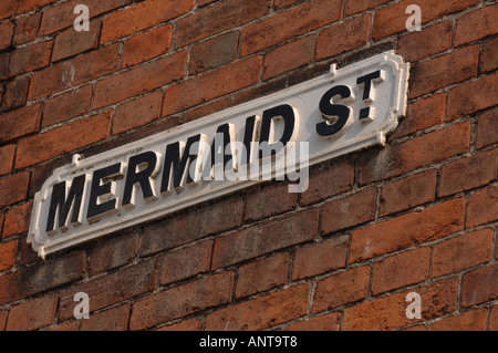 Straßenschild für die historische 'Mermaid Street' in Rye, East Sussex, Großbritannien. Stockfoto