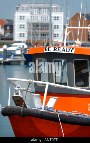 Eine orange Fischerboot namens "Be Ready" in Sovereign Harbour, Eastbourne. Bild von Jim Holden. Stockfoto