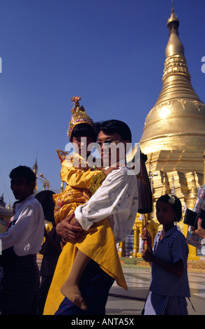 Zeremonie für einen jungen, ein Mönch an der Shwedagon Paya werden. Yangon, Myanmar (Burma). Stockfoto