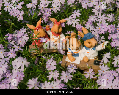 Zahlen für Ostern Dekoration Lustige Osterhasen in der Mitte der Blumen Stockfoto