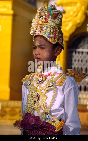 Zeremonie für einen jungen, ein Mönch an der Shwedagon Paya werden. Yangon, Myanmar (Burma). Stockfoto