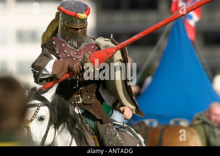 Das Turnier. Ein Ritter in voller Fahrt. Einer der Ritter von Nottingham, mittelalterliche Re-enactment. Robin Hood Pageant, Nottingham Castle, Nottingham, UK. Stockfoto