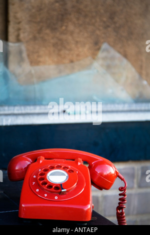 Alten UK rote Telefon in einem verfallenen alten Gebäude aufgegeben Stockfoto