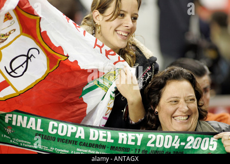 FC Sevilla und Real Betis Fans vor einem Lokalderby zwischen ihren Teams zusammen. Stockfoto