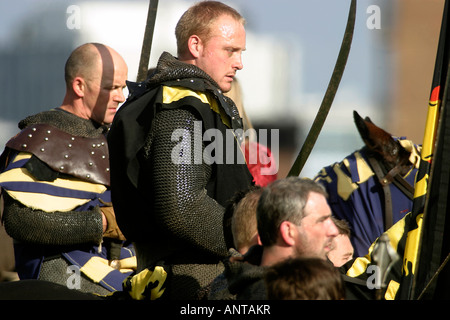 Ritter von Nottingham, mittelalterliche Re-enactment, Duell in der jährlichen Robin Hood Pageant, Nottingham Castle, Nottingham, UK. Stockfoto