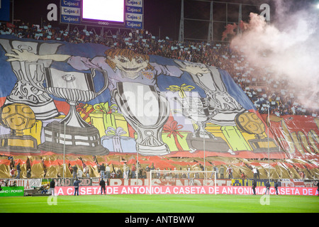 Riesige Tifo gemachten Biris, Sevilla FC-radical-Ventilatoren. Stockfoto