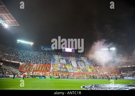 Riesige Tifo gemachten Biris, Sevilla FC-radical-Ventilatoren. Stockfoto