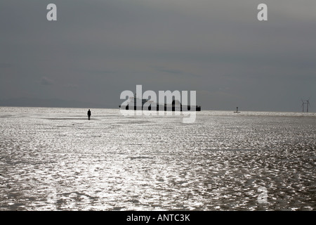 Fähre Segeln vorbei an einem anderen Ort Skulpturen am Strand von Anthony Gormley an Crosby Liverpool England Stockfoto