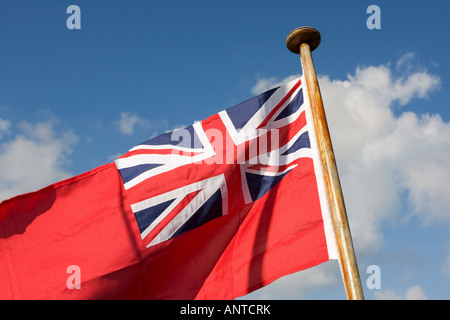 Britische maritime Red Ensign Fahne gegen blauen Himmel Stockfoto