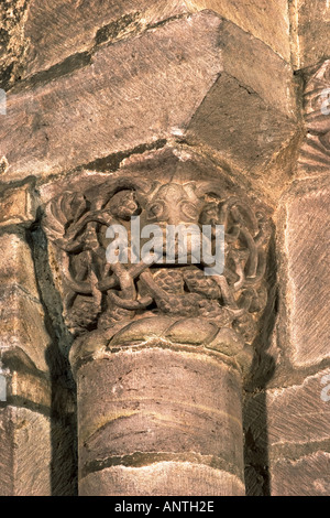 Das Priorat St. Peter und St. Paul Leominster. Hauptstadt mit Maske und Rebe Zweige Detail im Inneren des Westportal Stockfoto