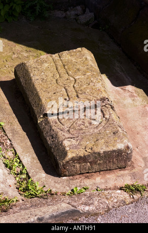 Priorat St. Peter und St.Paul Leominster Herefordshire England Teil des mittelalterlichen Grabplatte am Boden außerhalb Stockfoto