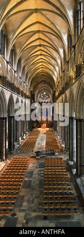 Innenraum der Salisbury Kathedrale Mittelschiff, England aus Galerie im Westend Stockfoto