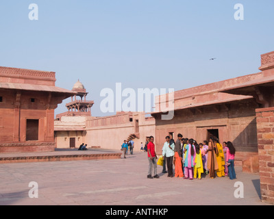 Besucher aus dem 16. Jahrhundert verlassene Stadt des Sieges, gebaut aus rotem Sandstein Fatehpur Sikri Uttar Pradesh, Indien Stockfoto