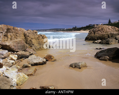 ROBBERG Strand Blick nach Süden entlang der sandigen Küste von Felsen im Beacon Island. Plettenberg Bay-Südafrika Stockfoto