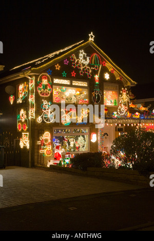 Freistehendes Haus dekoriert mit Weihnachtsfesttagsbeleuchtung, Großbritannien Stockfoto