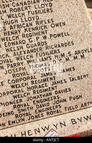 Namen der walisischen Soldaten im ersten Weltkrieg eingraviert Kriegerdenkmal in Llanbadarn Dorf in der Nähe von Aberystwyth Wales UK Stockfoto