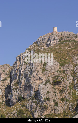 Alte Festung Turm auf die Küsten Halbinsel Formentor direkt hinter Pollensa Mallorca Spanien Stockfoto