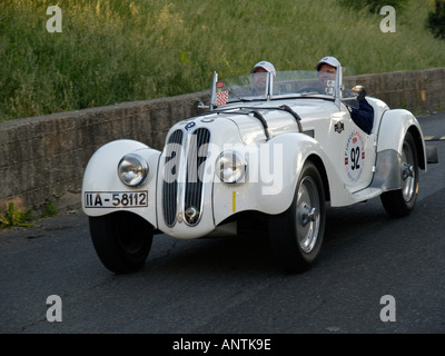 Eine 1938 BMW 328 verlassen Rom auf die dritte und letzte Stufe der Mille Miglia 2005 Stockfoto