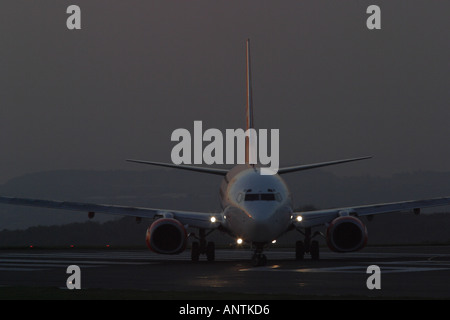 Abend Zeit Verkehrsflugzeug Flugzeug Flüge am Flughafen Stockfoto