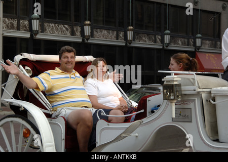 Touristen genießen von einem Pferd gezogenen Buggy fahren in Indianapolis in der Nacht Stockfoto