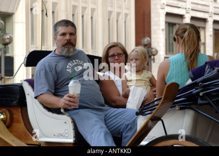 Touristen genießen von einem Pferd gezogenen Buggy fahren in Indianapolis in der Nacht Stockfoto