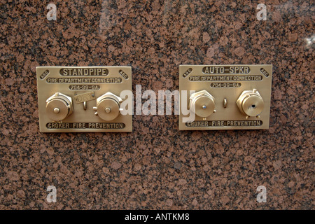 Brass Standpipe set in a marble wall Stockfoto