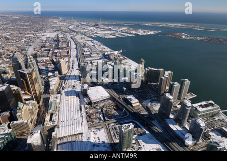 Luftaufnahme von Toronto Union Station und Harbourfront Osten im Winter einschließlich Toronto Islands und Ontariosee vom CN Tower Stockfoto