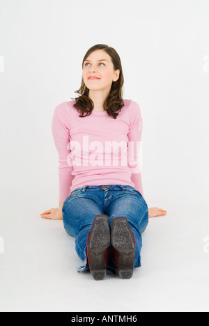 Junge Frau am Boden Stockfoto