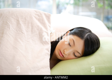 Junge Frau im Bett schlafen Stockfoto
