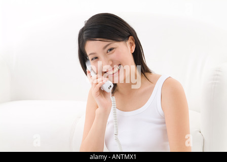 Junge Frau am Telefon Stockfoto