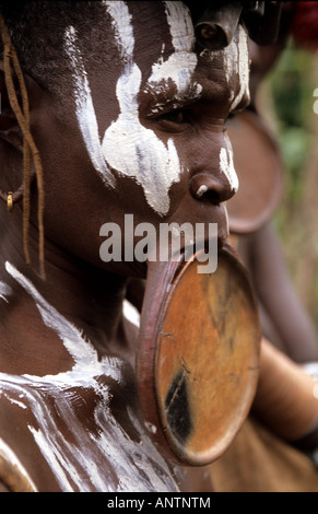 Porträt einer Surma-Frau trägt ihr Ton Platte in ihre Unterlippe Stockfoto